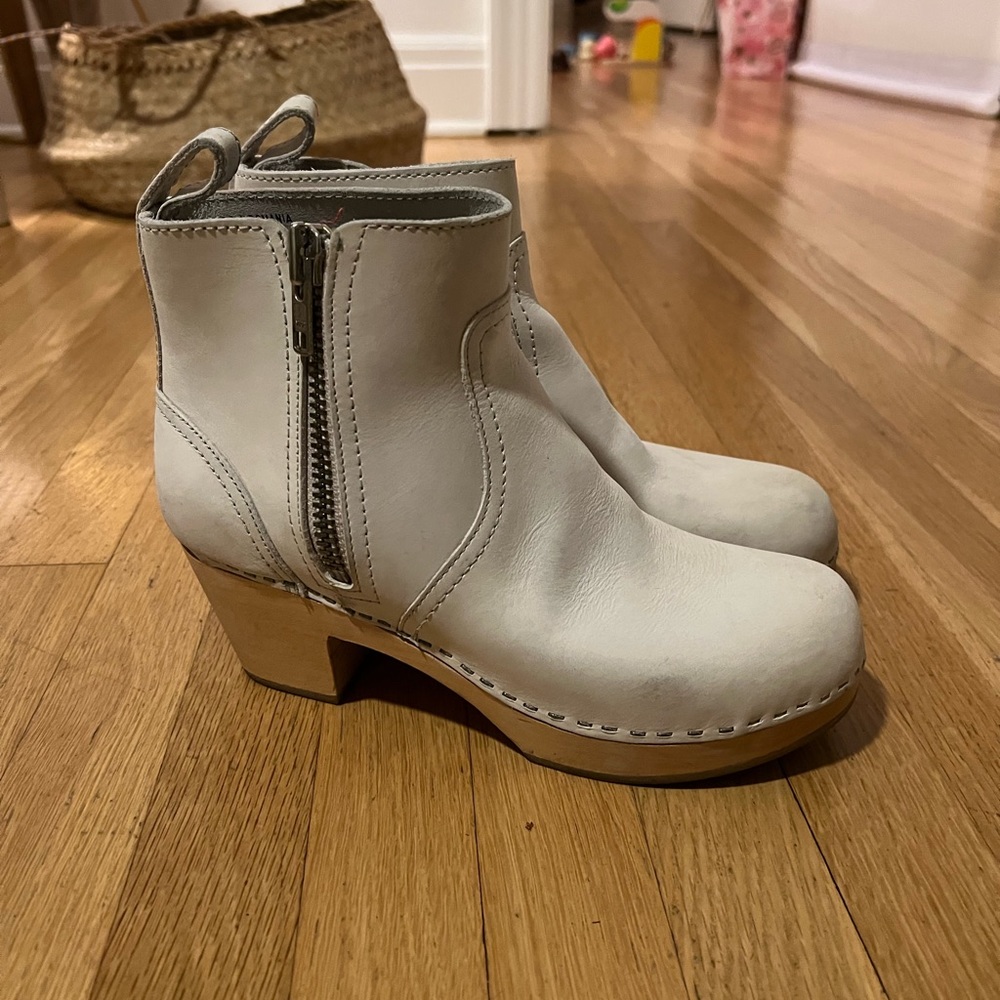 Excellent condition white Swedish hasbeens clog boots 38, zip it emy style